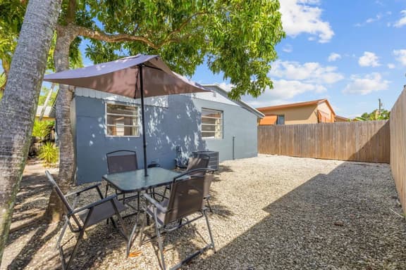 Coconut Grove Gem | Marble Spa Bath | BBQ Yard - Image 1